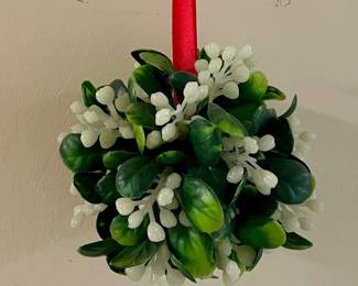 VINTAGE MISTLETOE BALL
