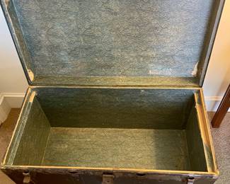 LARGE ANTIQUE METAL TRUNK W/TRAY