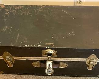 VINTAGE FOOTLOCKER W/TRAY