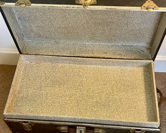 VINTAGE FOOTLOCKER W/TRAY