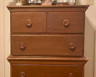 ANTIQUE CHEST OF DRAWERS