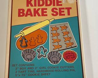 VINTAGE/ANTIQUE "KIDDIE BAKE SET"