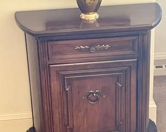 FOYER MIRROR OVER CHEST