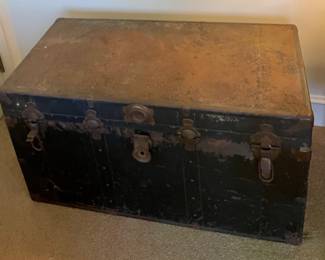 LARGE ANTIQUE METAL TRUNK W/TRAY