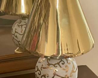 PORCELAIN/BRASS TABLE SIDE LAMP