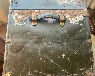 LARGE ANTIQUE METAL TRUNK W/TRAY