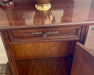 FOYER MIRROR OVER CHEST