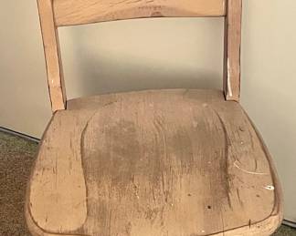 VINTAGE ELEMENTARY CHAIR
