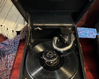 Winds up, plays, but I think the needle head is the wrong size