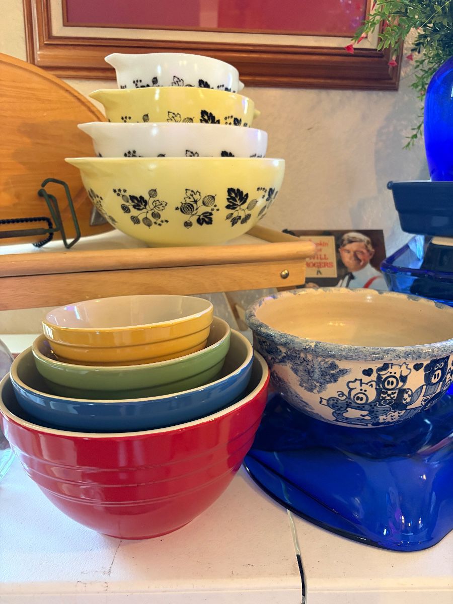 Vintage 4 Pyrex Gooseberry Yellow, Black & White Cinderella Nesting Mixing Bowls, & Denmark 4 Mixing bowls set 