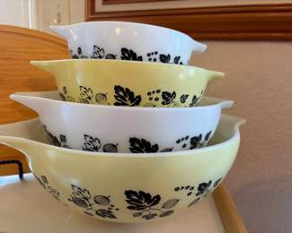 Set of four Pyrex mixing bowls 