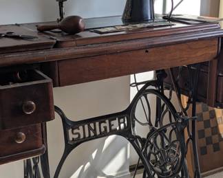 Original Singer Sewing Machine with Owners Manual