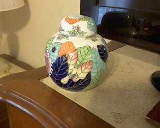 Tobacco leaf ginger jar