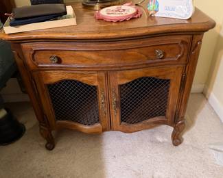 Thomasville bedside lamp table