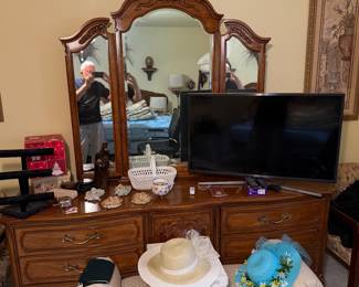 Thomasville dresser with triple mirror