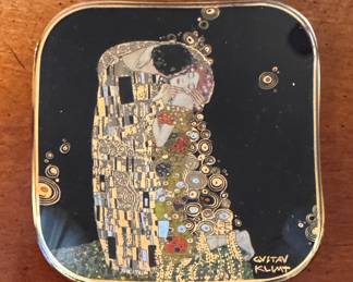 Gustav Klimt "The Kiss" Decorative Plate. 