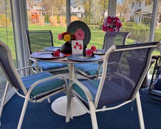 Pedestal Saarinen- STYLE Table and Outdoor Chairs. 