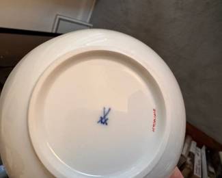 Meissen "Indische Malerei" 24K Gold Trimmed Floral Dish. Photo 2 of 2.