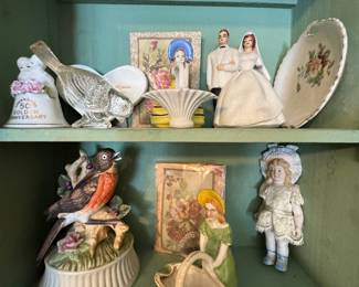 A large collection of vintage small collectibles