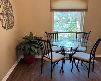 Scalloped edge glass top tabel and 4 chairs