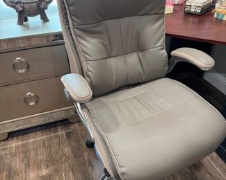 Adjustable desk chair