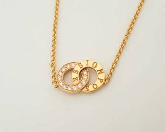 Elegant Piaget Possession necklace crafted in solid 18K yellow gold featuring the Maison’s iconic rotating ring motif accented with brilliant diamonds. The interlocking circular design symbolizes movement and harmony while reflecting Piaget’s signature blend of contemporary style and refined craftsmanship. A timeless luxury necklace that combines playful design with understated elegance.