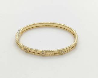 This elegant Van Cleef & Arpels Perlee Sweet Clover bangle bracelet is crafted in solid 18K gold and features the signature clover motif accented with brilliant diamonds. The refined design showcases the collection’s distinctive beaded gold detailing and timeless aesthetic. Featuring the desirable Medium size fit, this bracelet represents a collectible and sought-after example from Van Cleef & Arpels’ Perlee collection.