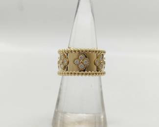 This elegant Van Cleef & Arpels Perlee Clover ring is crafted in solid 18K gold and features the signature clover motif accented with brilliant diamonds. The clean, refined design highlights the collection’s distinctive beaded gold detailing and timeless appeal. Featuring the desirable size 51 fit, this ring represents a collectible and sought-after example from Van Cleef & Arpels’ Perlee collection.