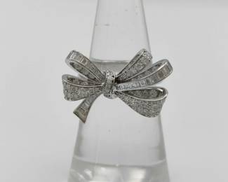 Elegant Graff Tildas Bow ring crafted in 18K white gold and set with brilliant cut and baguette cut diamonds. The design features Graff's signature bow motif with flowing diamond set ribbons that create a graceful and dimensional silhouette. A refined and feminine creation that highlights Graff's exceptional craftsmanship and mastery of diamond jewelry.