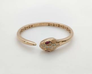 This exceptional Bulgari Serpenti Viper bangle bracelet is crafted in solid 18K gold and features the iconic serpent motif, set with a vivid pink rubellite gemstone displaying rich saturation and striking brilliance. Brilliant pavé-set diamonds accent the design, enhancing the sculptural form and creating beautiful contrast and sparkle. Featuring the highly sought-after Viper configuration and rare gemstone combination, and accompanied by its original Bulgari presentation box and packaging, this bracelet represents a more collectible and desirable example from Bulgari’s renowned Serpenti collection.