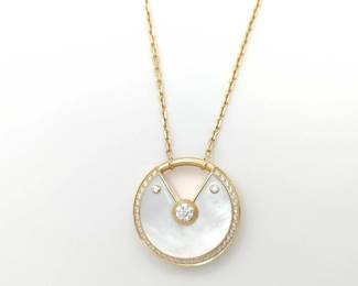This elegant Amulette de Cartier Large pendant necklace is crafted in solid 18K yellow gold and features luminous white mother-of-pearl accented by a brilliant diamond within the collection’s iconic circular design. The refined form reflects Cartier’s timeless aesthetic and exceptional craftsmanship. Featuring the desirable Large model size, this necklace represents a collectible and sought-after example from Cartier.