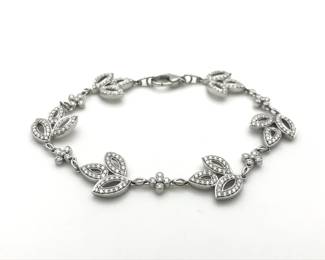 An elegant Harry Winston Lily Cluster bracelet crafted in platinum and set with brilliant diamonds throughout. The graceful floral-inspired motifs reflect the Maison’s iconic Lily Cluster design, celebrated for its delicate composition and exceptional brilliance. A refined high jewelry piece that embodies the timeless elegance and craftsmanship of Harry Winston.