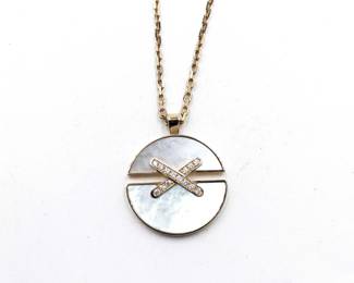 This elegant Chaumet Lian Harmony pendant necklace is crafted in solid 18K rose gold and features luminous mother-of-pearl accented by brilliant diamonds in the Maison’s iconic crossed motif design. The refined circular form reflects Chaumet’s timeless Parisian aesthetic and exceptional craftsmanship. This necklace represents a highly desirable and collectible example from Chaumet’s renowned Lian Harmony collection.