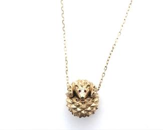 This charming Boucheron necklace features the Maison’s iconic Ellison hedgehog motif, beautifully crafted in solid 18K yellow gold with ruby-set eyes. The sculptural pendant showcases exceptional detail and texture, suspended from an elegant fine gold chain. A rare and collectible piece that reflects Boucheron’s playful yet sophisticated design heritage.