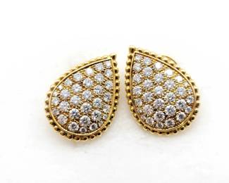 These elegant Boucheron Serpent Boheme earrings are crafted in solid 18K yellow gold and feature brilliant pave set diamonds in the Maison’s iconic teardrop motif design. The refined sculptural form highlights Boucheron’s signature aesthetic, combining delicate beaded gold borders with exceptional diamond brilliance. These earrings represent a highly desirable and collectible example from Boucheron’s fine jewelry collection.