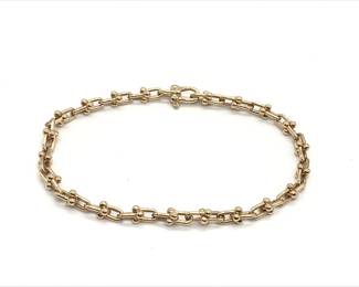 Elegant Tiffany & Co. HardWear Micro Link bracelet crafted in solid 18K rose gold. The bracelet features the collection’s signature micro link chain design, combining modern industrial inspiration with refined proportions for a sophisticated and versatile everyday piece. A recognizable creation from Tiffany’s iconic HardWear collection.
