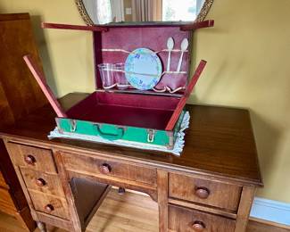 Vintage Picnic Suitcase - Four legs makes it into a small table.