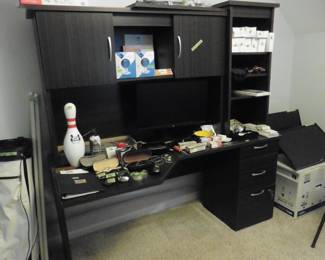 Office desk, Computer Monitors, Office Supplies, Glasses, Golf Bag