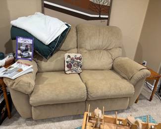 Reclining loveseat