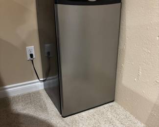 Portable refrigerator