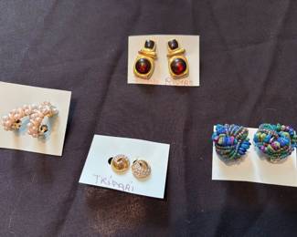 Vintage clip earrings 