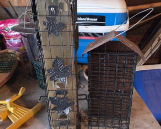 Perky-Pet Squirrel-Be-Gone Wild Bird Feeder with Leaf Embellishments