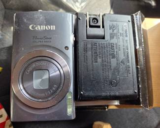 Canon PowerShot ELPH 160 Digital Camera with Battery Charger