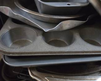 Assorted Metal Bakeware Set