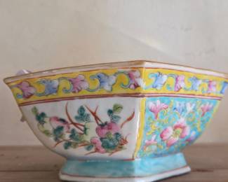 Chinese Export Porcelain Square Bowl - Famille Rose