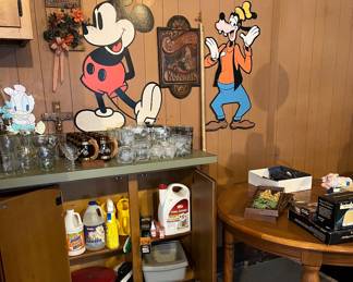 Nestlé‘s coffee cup collection, oak dining table