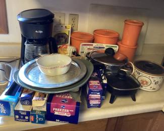 Kitchen goods, Tupperware canisters