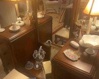 By the way there is a n extremely large collection of Fenton hobnail and other milk glass here