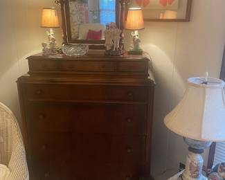 1920’s walnut chest of drawers with shaving mirror