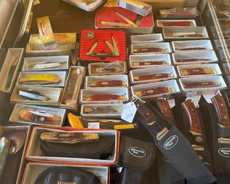 Large collection of pocket knives and hunting knives 